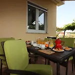 بيت للعطل Bungalow Porec بوريتش